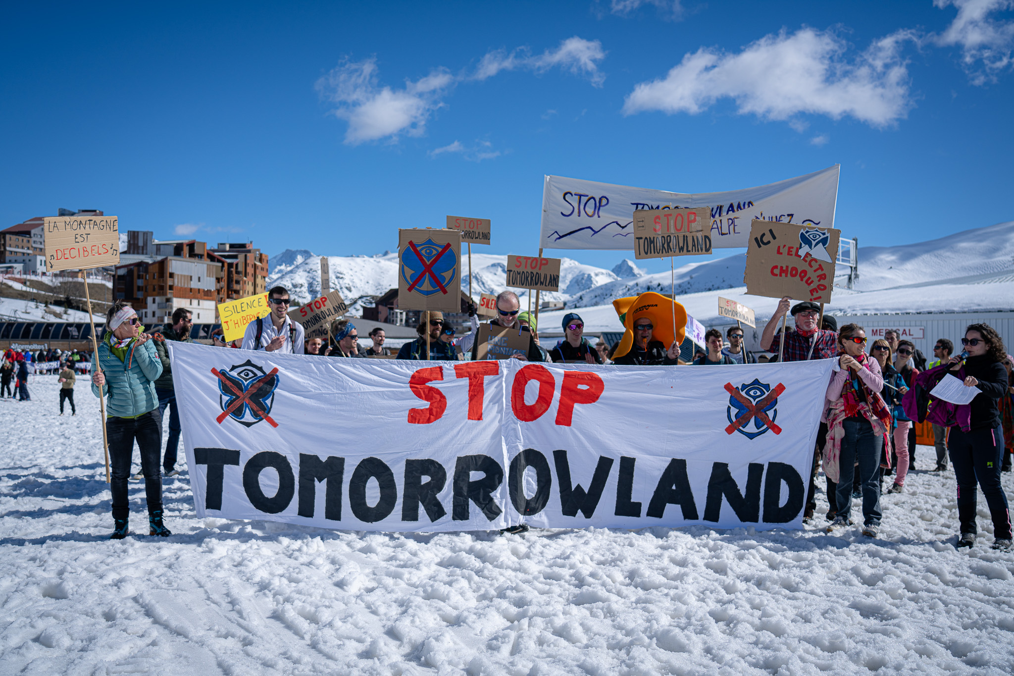 Manifestation contre Tomorrowland Winter à l'Alpe d'Huez